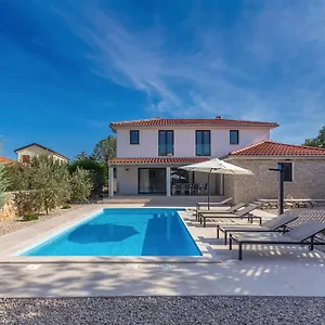 Ferienhaus Zora, Rasopasno